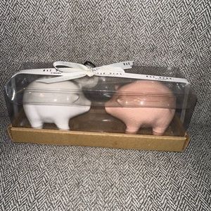 🆕 Rae Dunn Pig 🐖 SALT & PEPPER Shakers NEW RAE DUNN PINK WHITE PIGS VHTF RARE